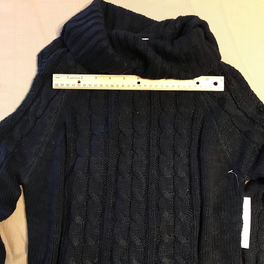 Knitted open shoulders light weight sweater.
